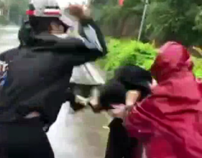 CLIP: 2 nữ sinh lớp 12 tham gia đánh "hội đồng" một phụ nữ nhập viện