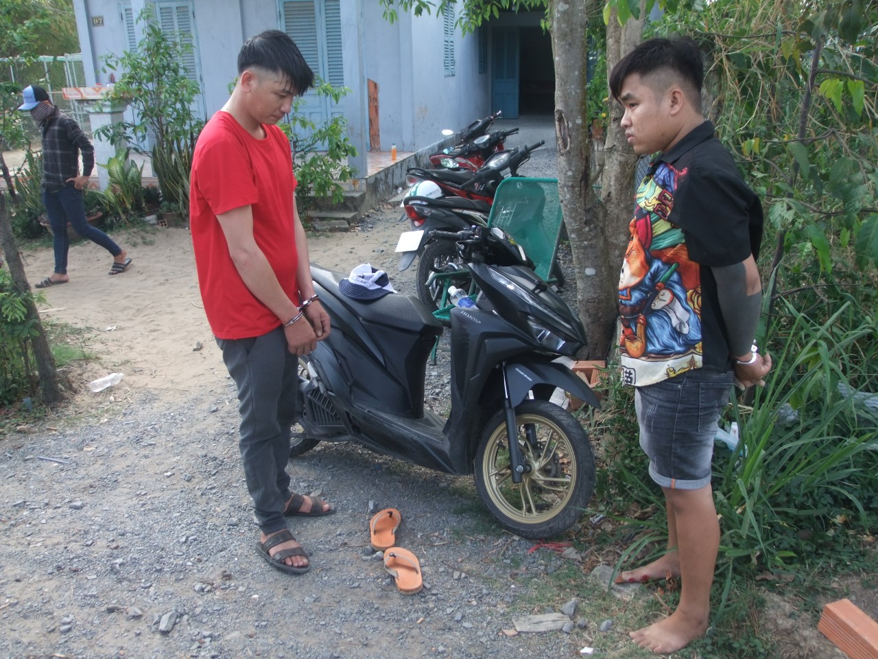Hai đối tượng Hải và Bình cùng tang vật. Ảnh Lê Qúi