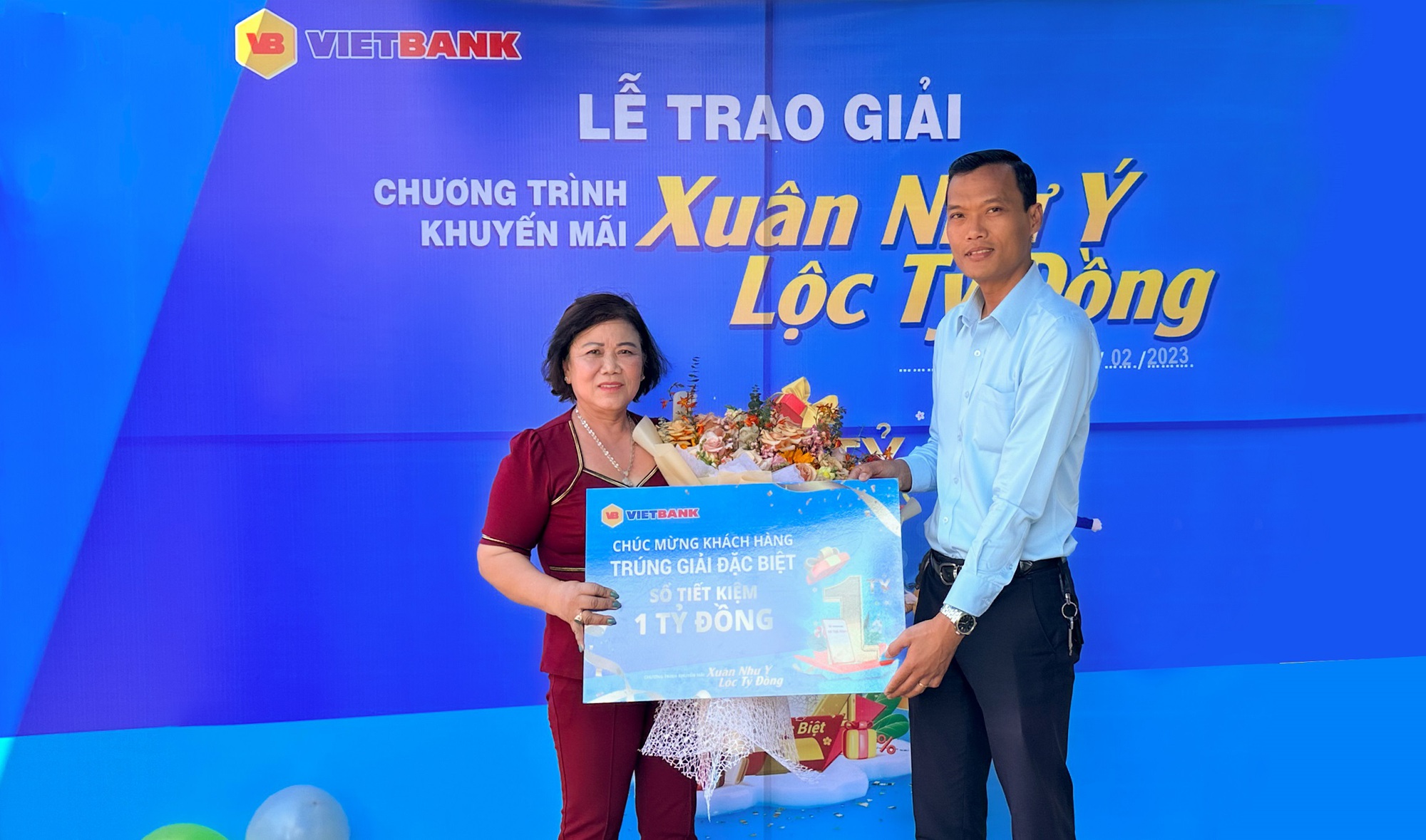 Vietbank trao thưởng 1 tỉ đồng cho kh&aacute;ch h&agrave;ng gửi tiết kiệm - Ảnh 1.