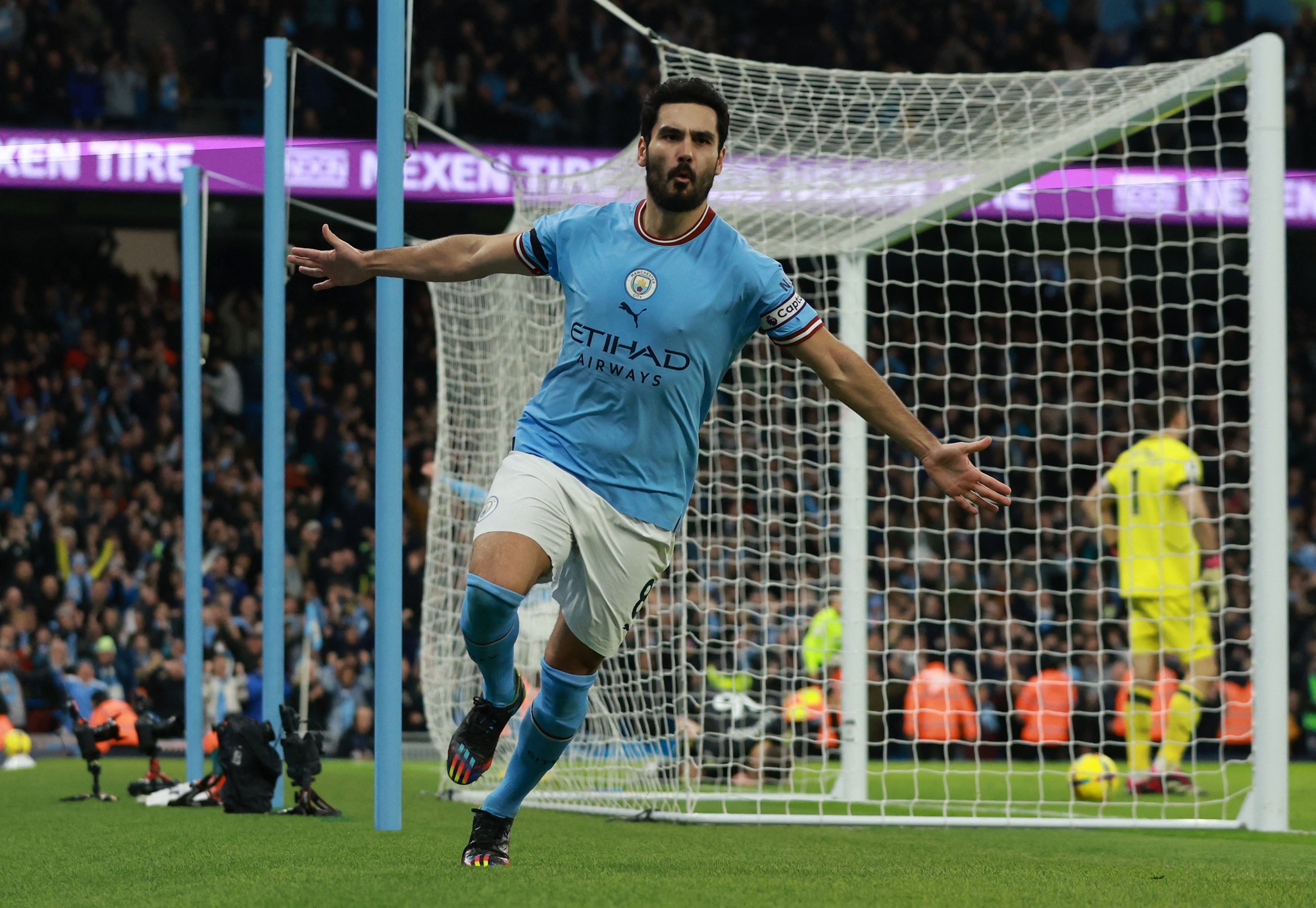 Man United v&agrave; Man City đại thắng, n&oacute;ng rực cuộc đua v&ocirc; địch Ngoại hạng - Ảnh 7.