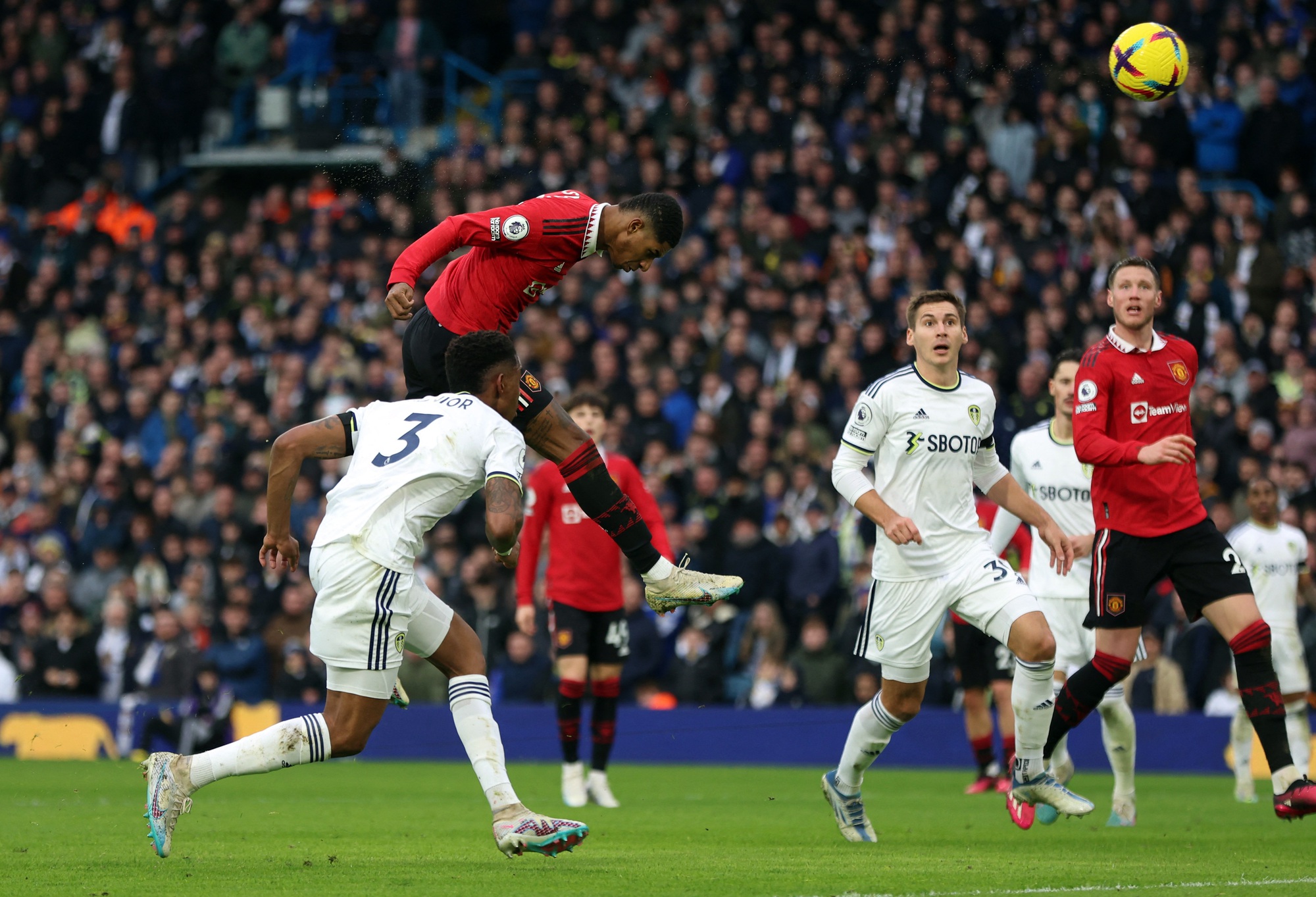Man United v&agrave; Man City đại thắng, n&oacute;ng rực cuộc đua v&ocirc; địch Ngoại hạng - Ảnh 3.