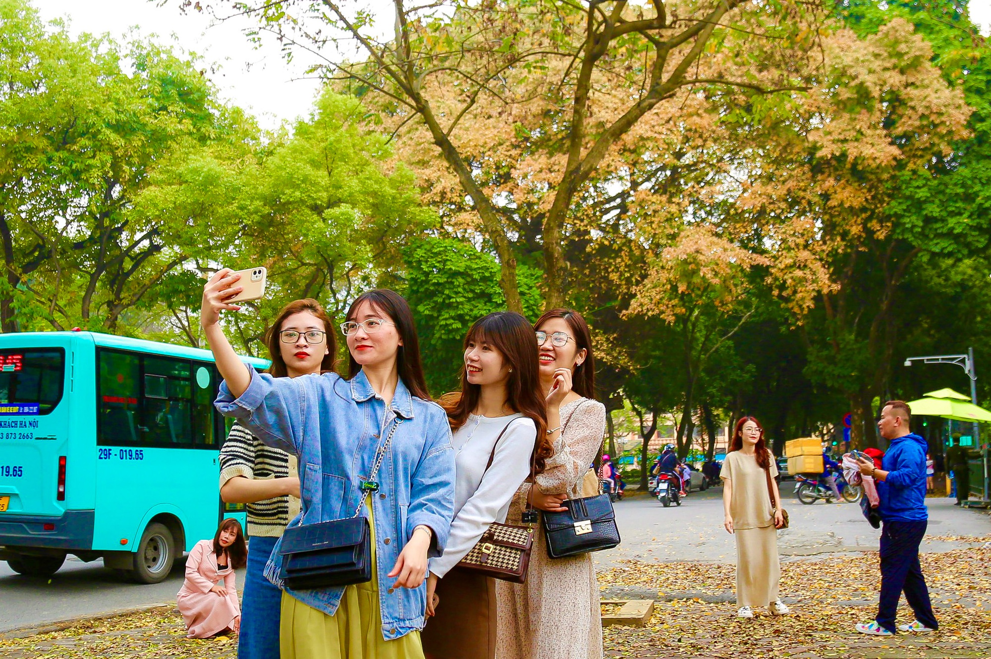 Người d&acirc;n H&agrave; Nội đổ x&ocirc; đi chụp ảnh m&ugrave;a thay l&aacute; - Ảnh 11.