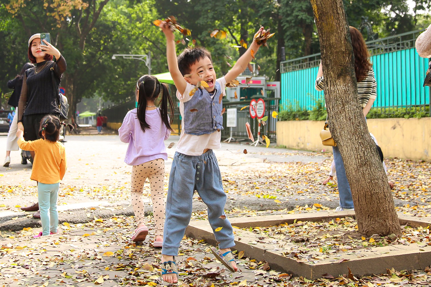 Người d&acirc;n H&agrave; Nội đổ x&ocirc; đi chụp ảnh m&ugrave;a thay l&aacute; - Ảnh 12.