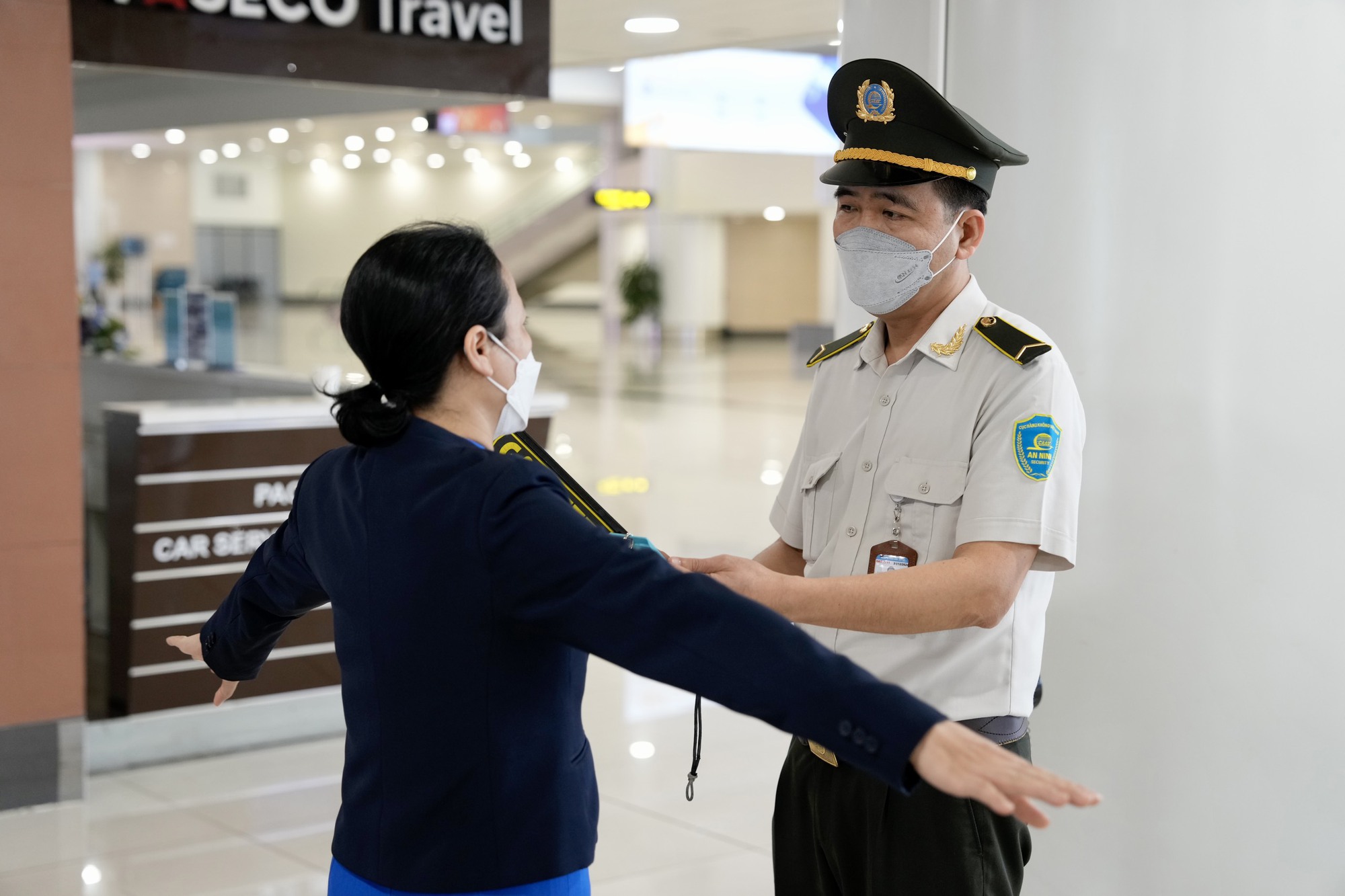 Kh&aacute;ch bỏ qu&ecirc;n t&uacute;i x&aacute;ch h&agrave;ng hiệu đựng 1,2 tỉ đồng cạnh băng chuyền h&agrave;nh l&yacute; - Ảnh 4.