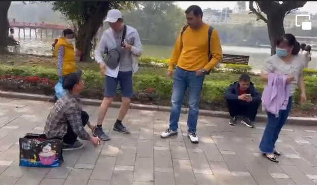 Người đàn ông chèo kéo, tự ý gắn keo vào giày du khách ở hồ Gươm