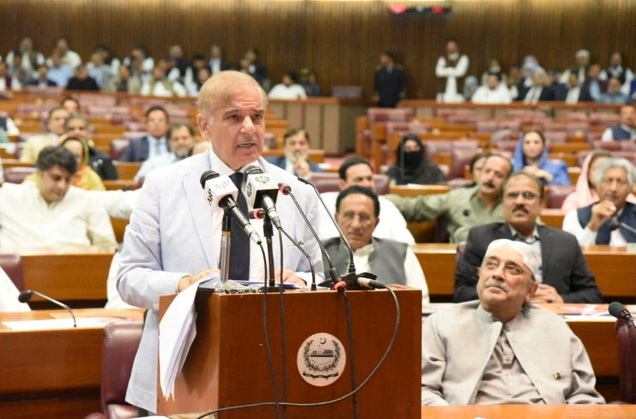Thảm họa động đất: Người quy&ecirc;n g&oacute;p ẩn danh khiến thủ tướng Pakistan nghẹn lời - Ảnh 1.