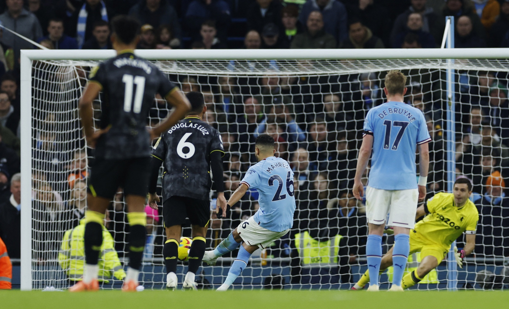 Man United v&agrave; Man City đại thắng, n&oacute;ng rực cuộc đua v&ocirc; địch Ngoại hạng - Ảnh 8.