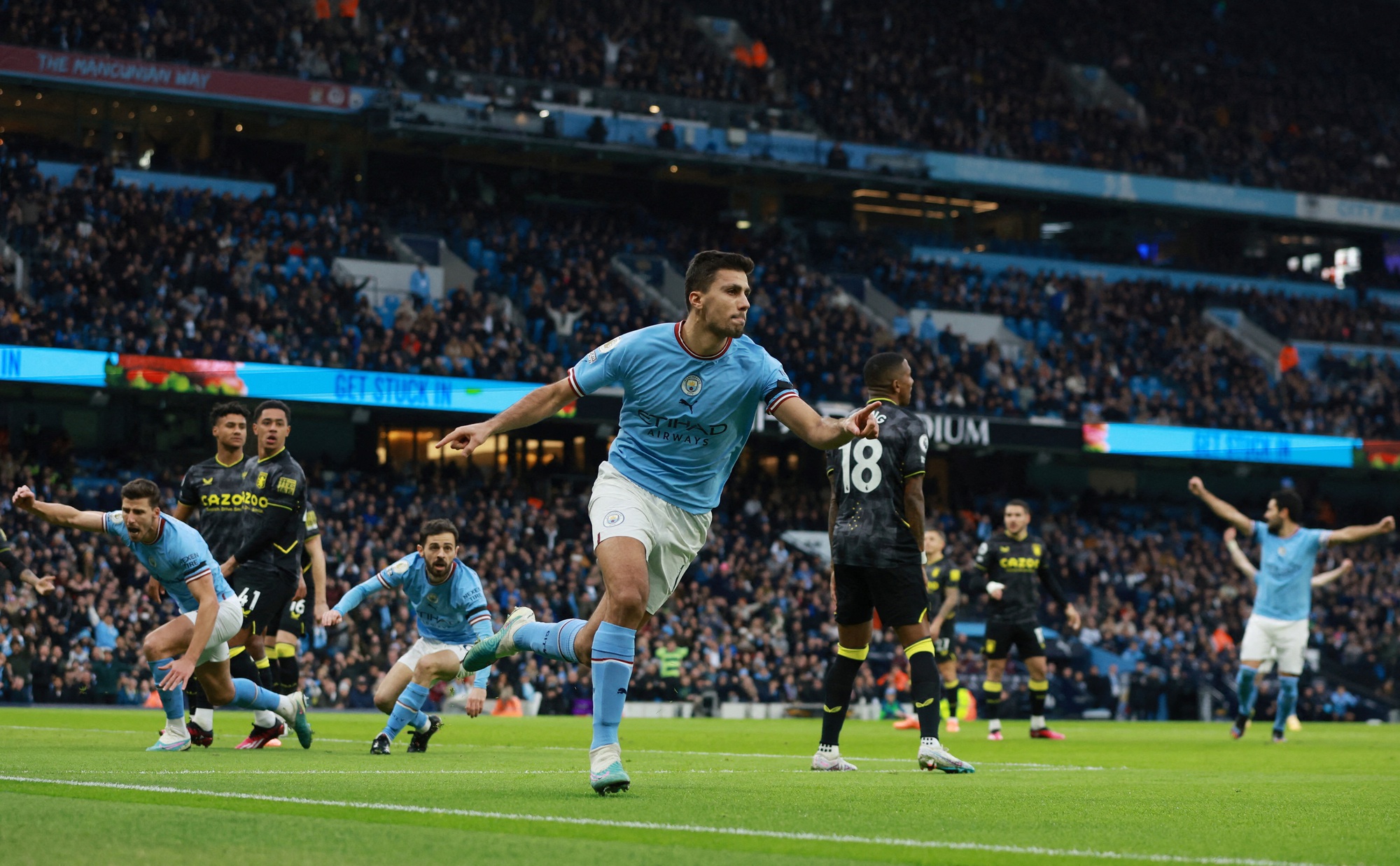 Man United v&agrave; Man City đại thắng, n&oacute;ng rực cuộc đua v&ocirc; địch Ngoại hạng - Ảnh 6.