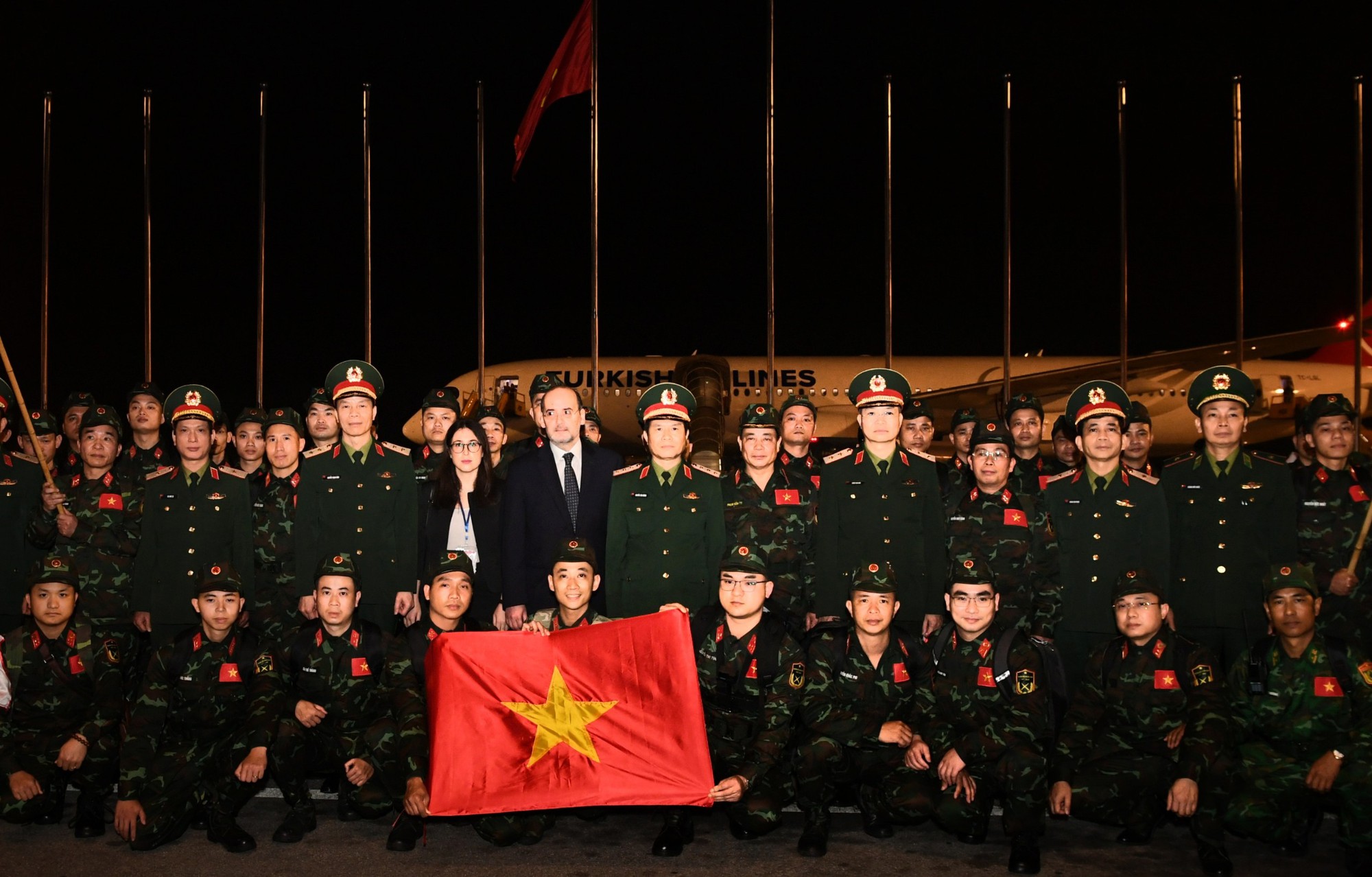 Cận cảnh máy bay cất cánh đưa đoàn Quân đội Việt Nam lên đường tới Thổ Nhĩ Kỳ cứu hộ, cứu nạn - Ảnh 19.