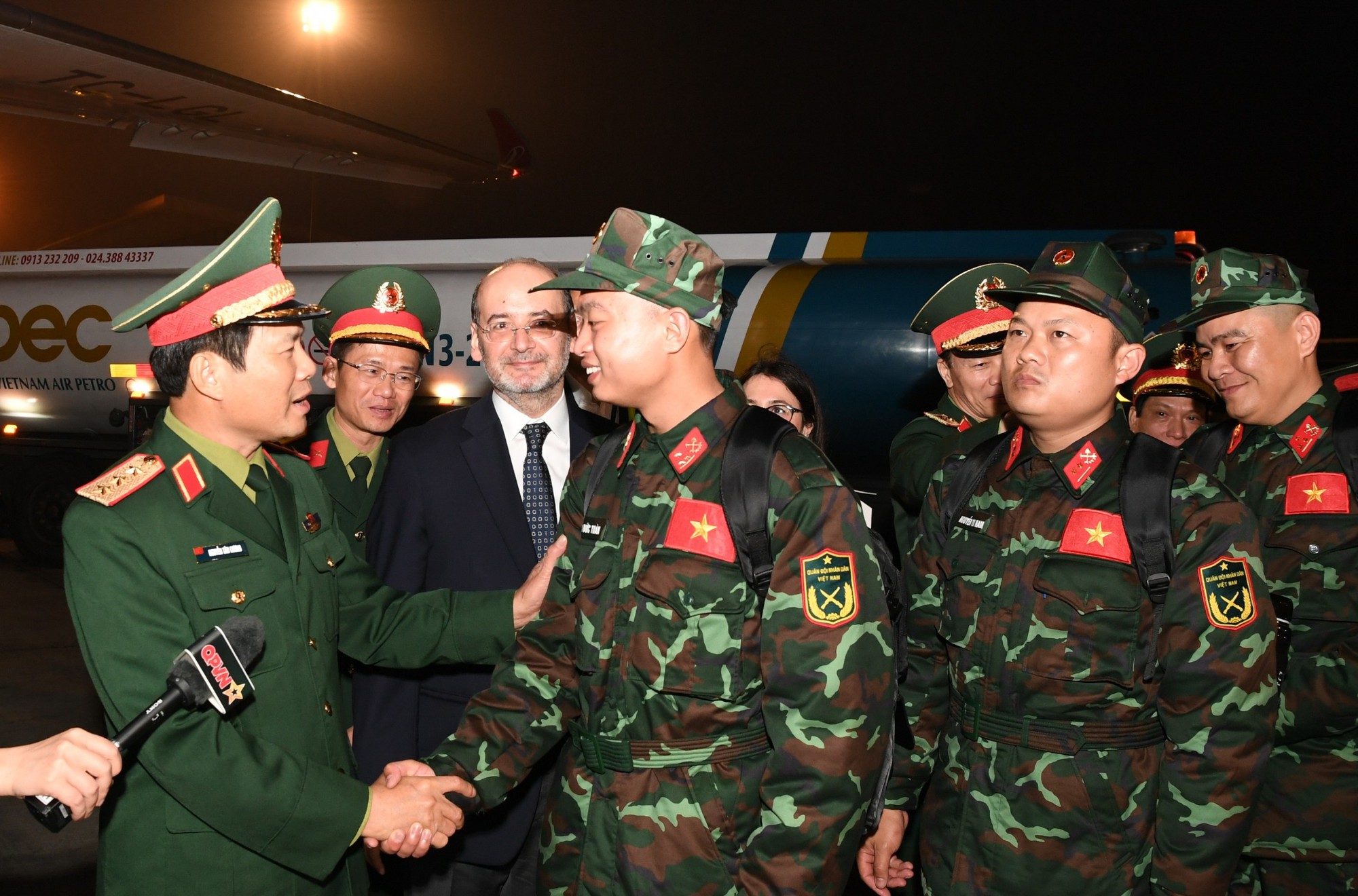 Cận cảnh máy bay cất cánh đưa đoàn Quân đội Việt Nam lên đường tới Thổ Nhĩ Kỳ cứu hộ, cứu nạn - Ảnh 21.
