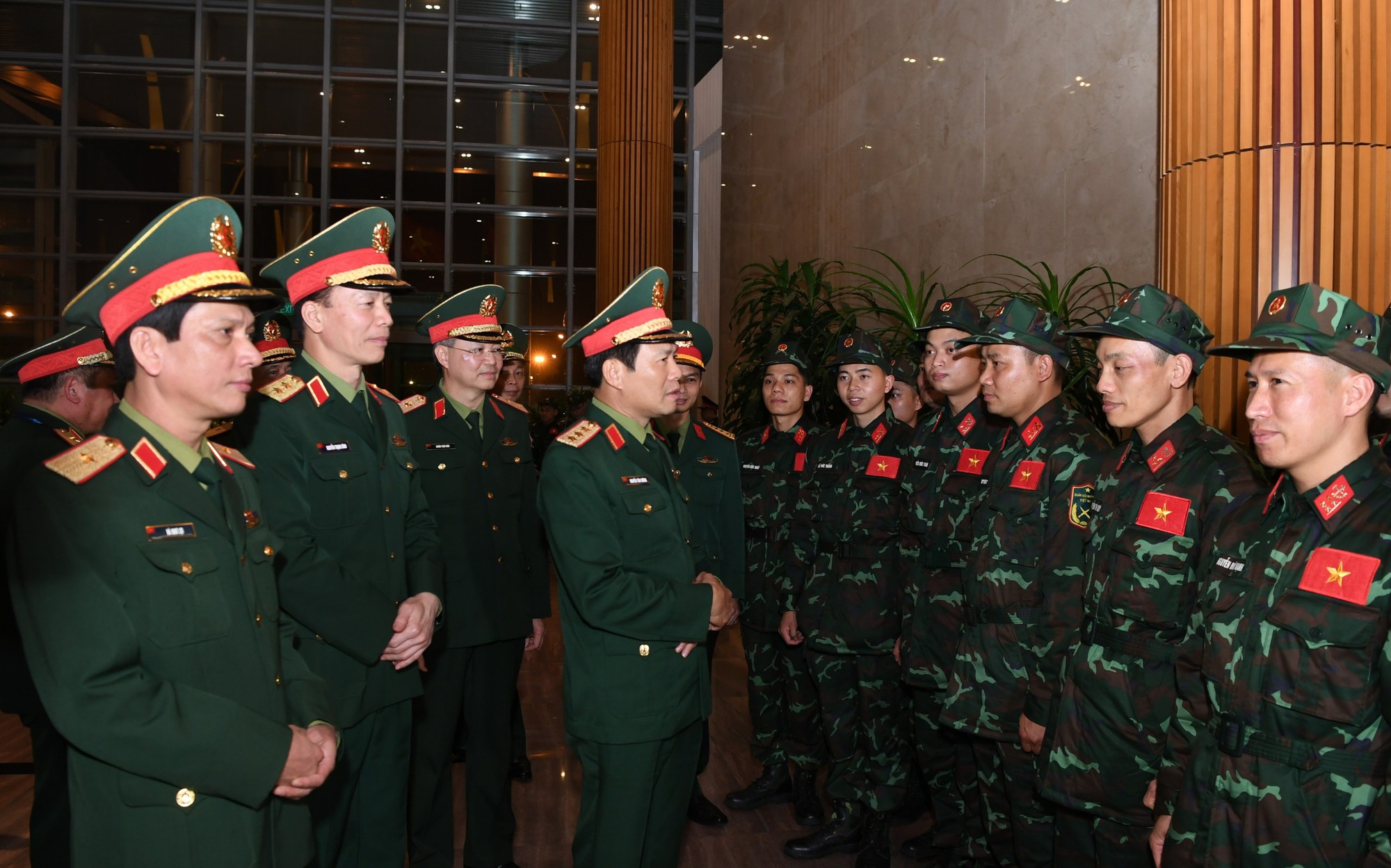 Cận cảnh máy bay cất cánh đưa đoàn Quân đội Việt Nam lên đường tới Thổ Nhĩ Kỳ cứu hộ, cứu nạn - Ảnh 2.