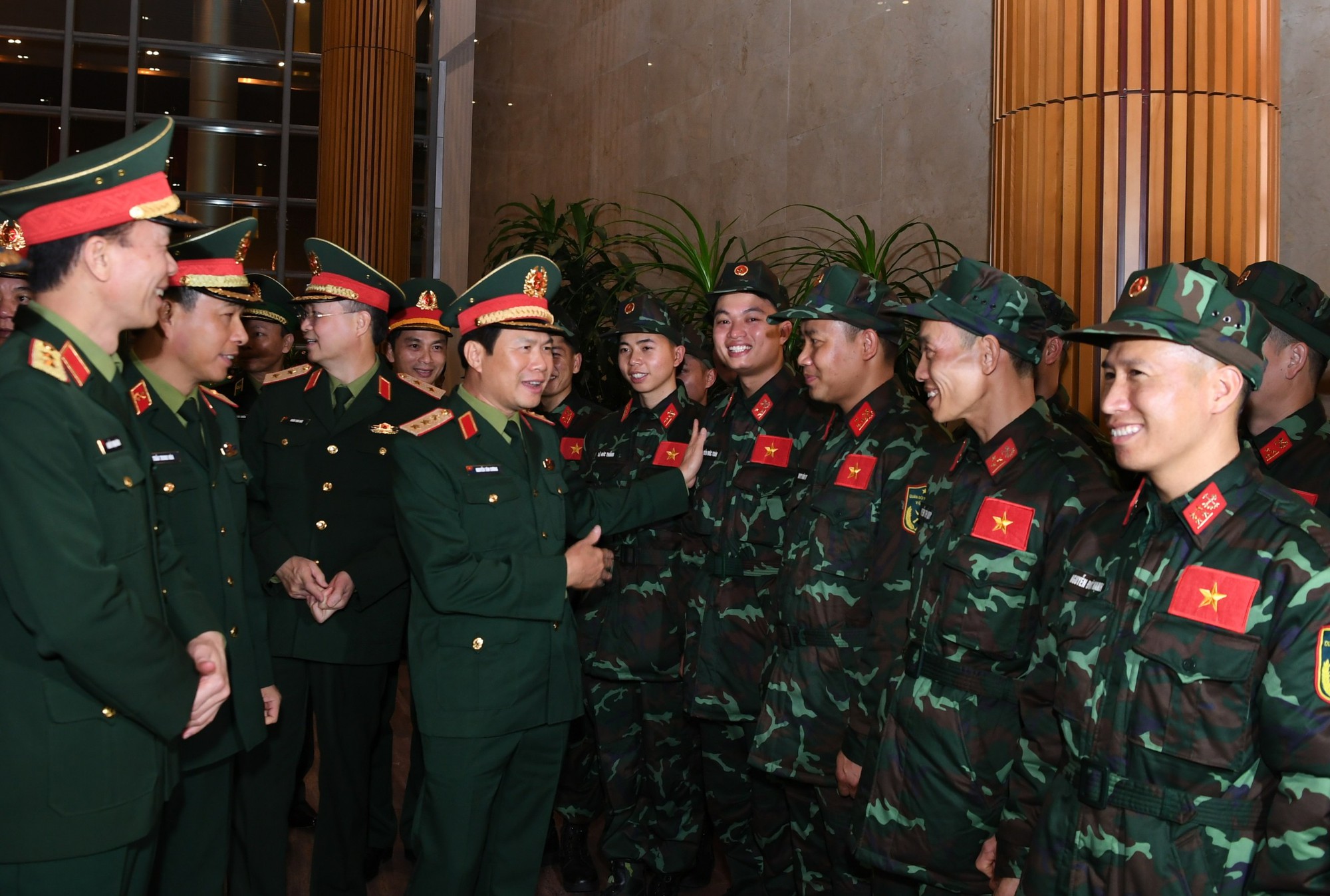 Cận cảnh máy bay cất cánh đưa đoàn Quân đội Việt Nam lên đường tới Thổ Nhĩ Kỳ cứu hộ, cứu nạn - Ảnh 3.