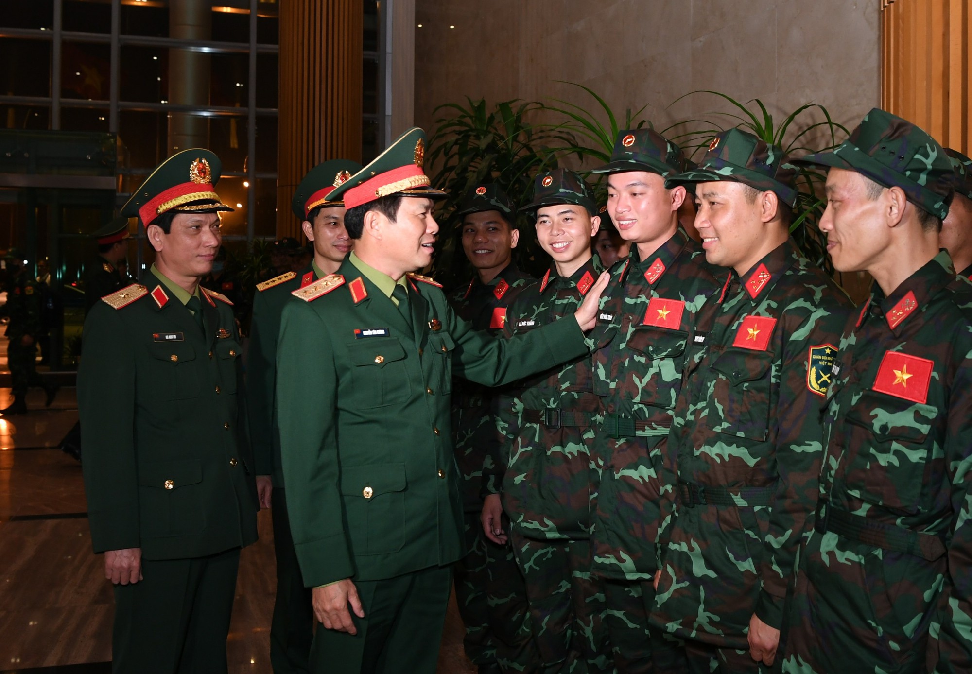 Cận cảnh máy bay cất cánh đưa đoàn Quân đội Việt Nam lên đường tới Thổ Nhĩ Kỳ cứu hộ, cứu nạn - Ảnh 4.