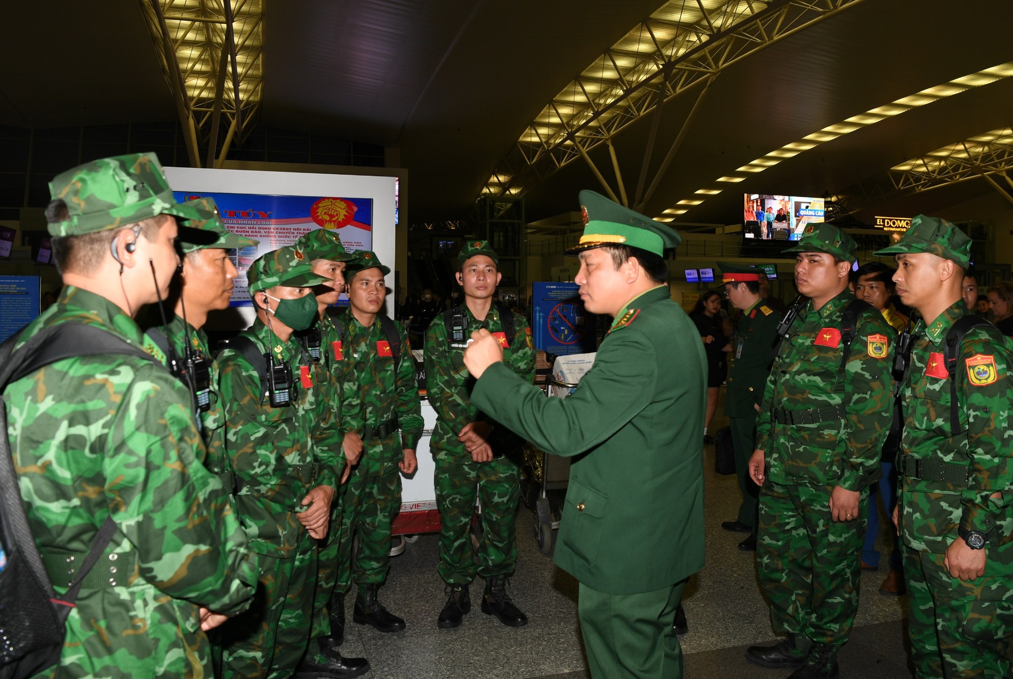 Cận cảnh máy bay cất cánh đưa đoàn Quân đội Việt Nam lên đường tới Thổ Nhĩ Kỳ cứu hộ, cứu nạn - Ảnh 6.