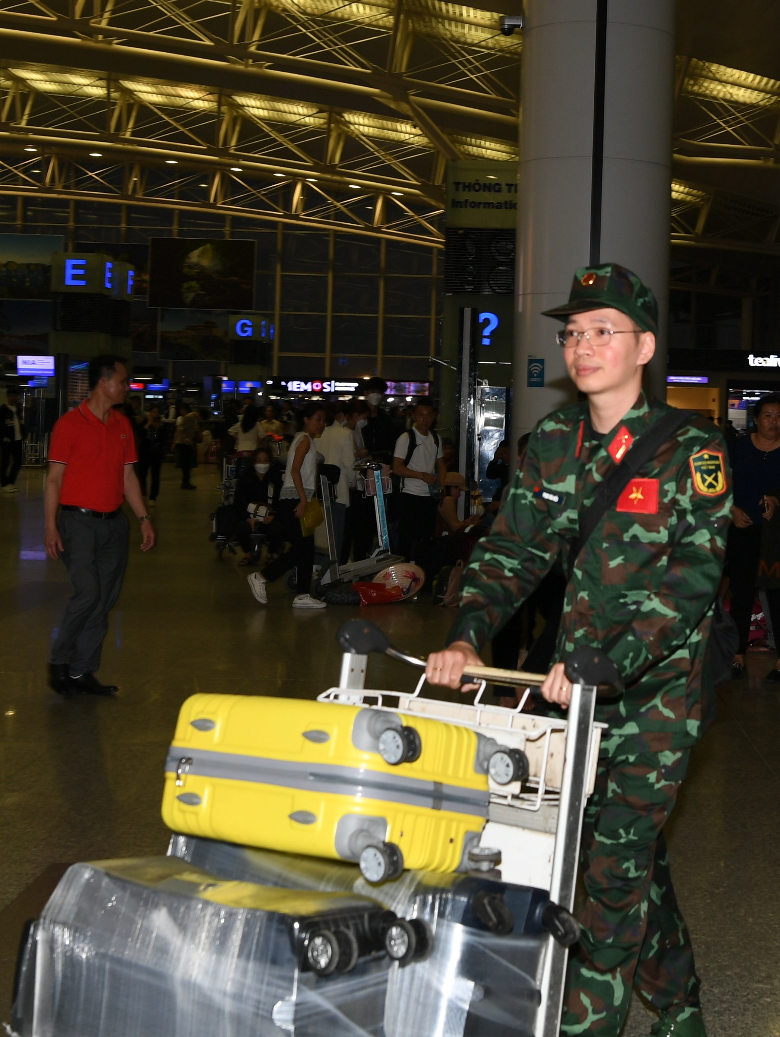 Cận cảnh máy bay cất cánh đưa đoàn Quân đội Việt Nam lên đường tới Thổ Nhĩ Kỳ cứu hộ, cứu nạn - Ảnh 8.