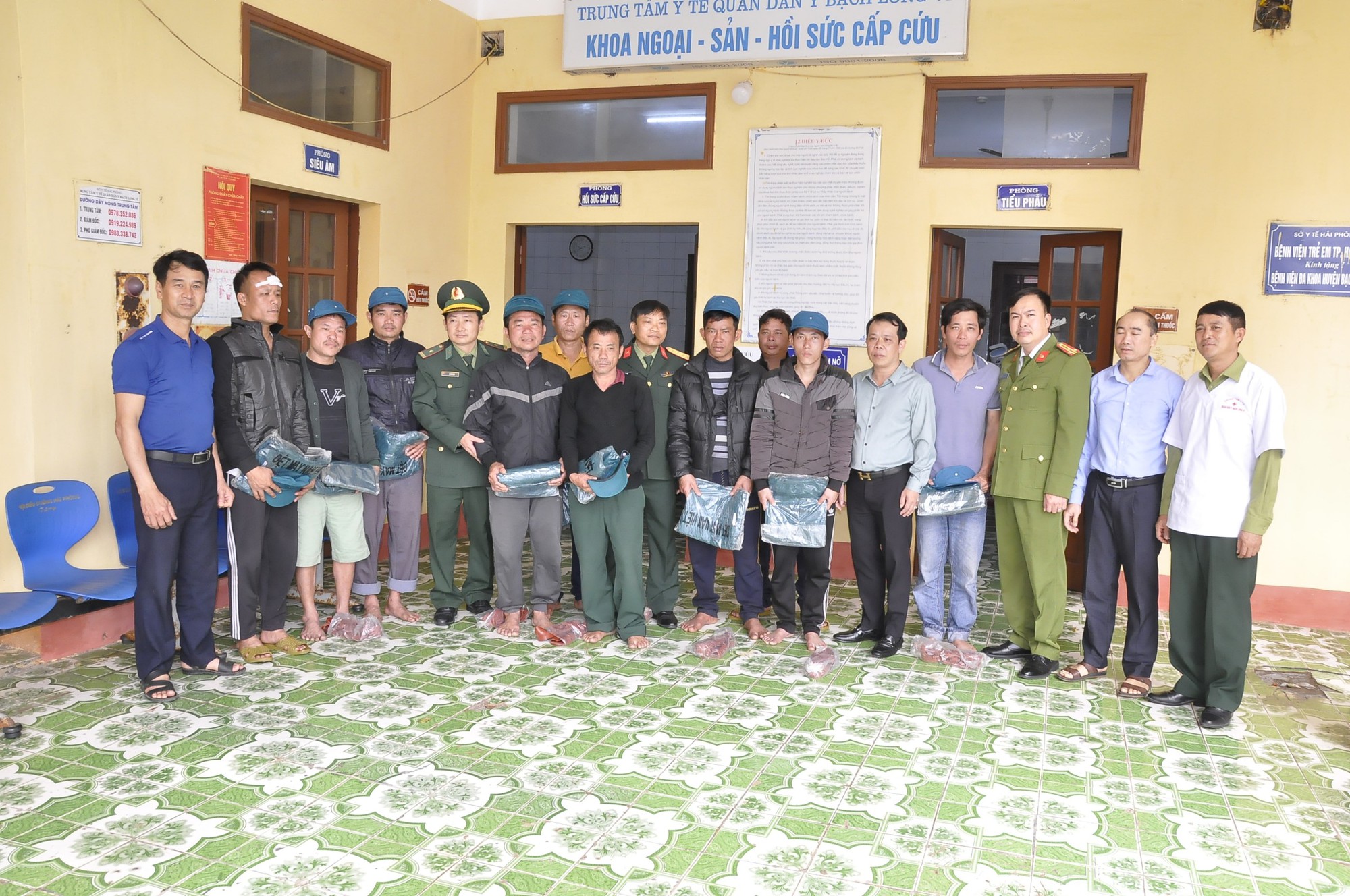 T&agrave;u c&acirc;u mực bị hỏa hoạn, 10 ngư d&acirc;n nhảy xuống biển tho&aacute;t th&acirc;n - Ảnh 2.