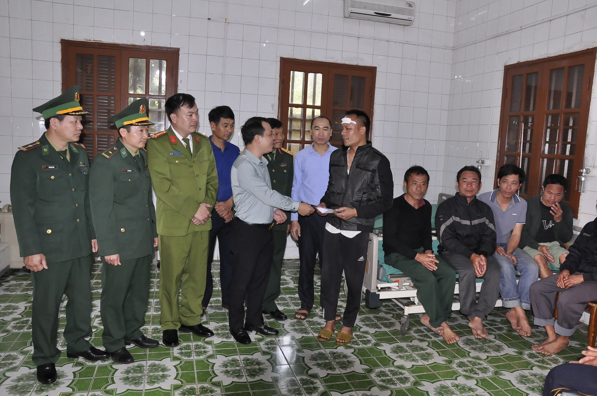 T&agrave;u c&acirc;u mực bị hỏa hoạn, 10 ngư d&acirc;n nhảy xuống biển tho&aacute;t th&acirc;n - Ảnh 1.