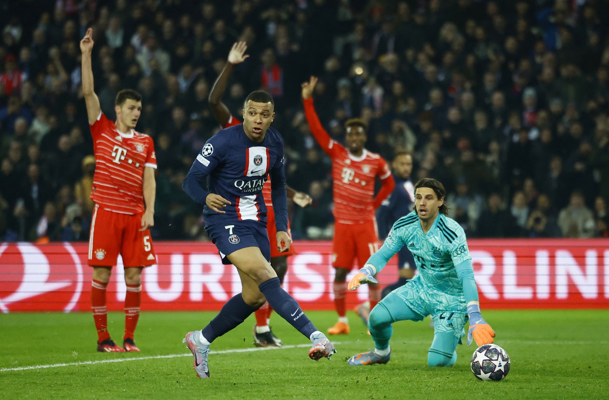 "Tam tấu" hụt bàn thắng, PSG bại trận trước Bayern Munich