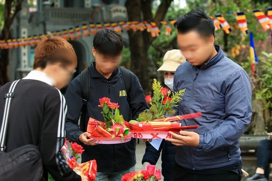 Ng&agrave;y Valentine, giới trẻ rủ nhau đi ch&ugrave;a H&agrave; cầu duy&ecirc;n - Ảnh 5.