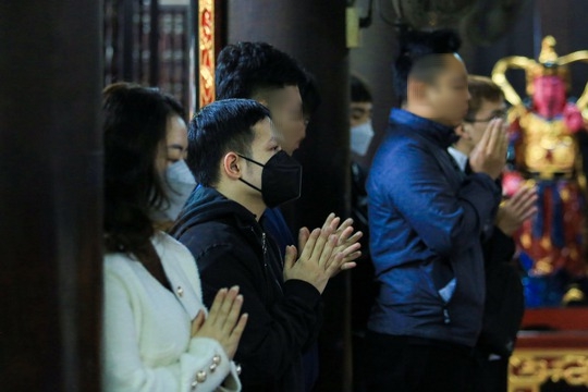 Ng&agrave;y Valentine, giới trẻ rủ nhau đi ch&ugrave;a H&agrave; cầu duy&ecirc;n - Ảnh 9.