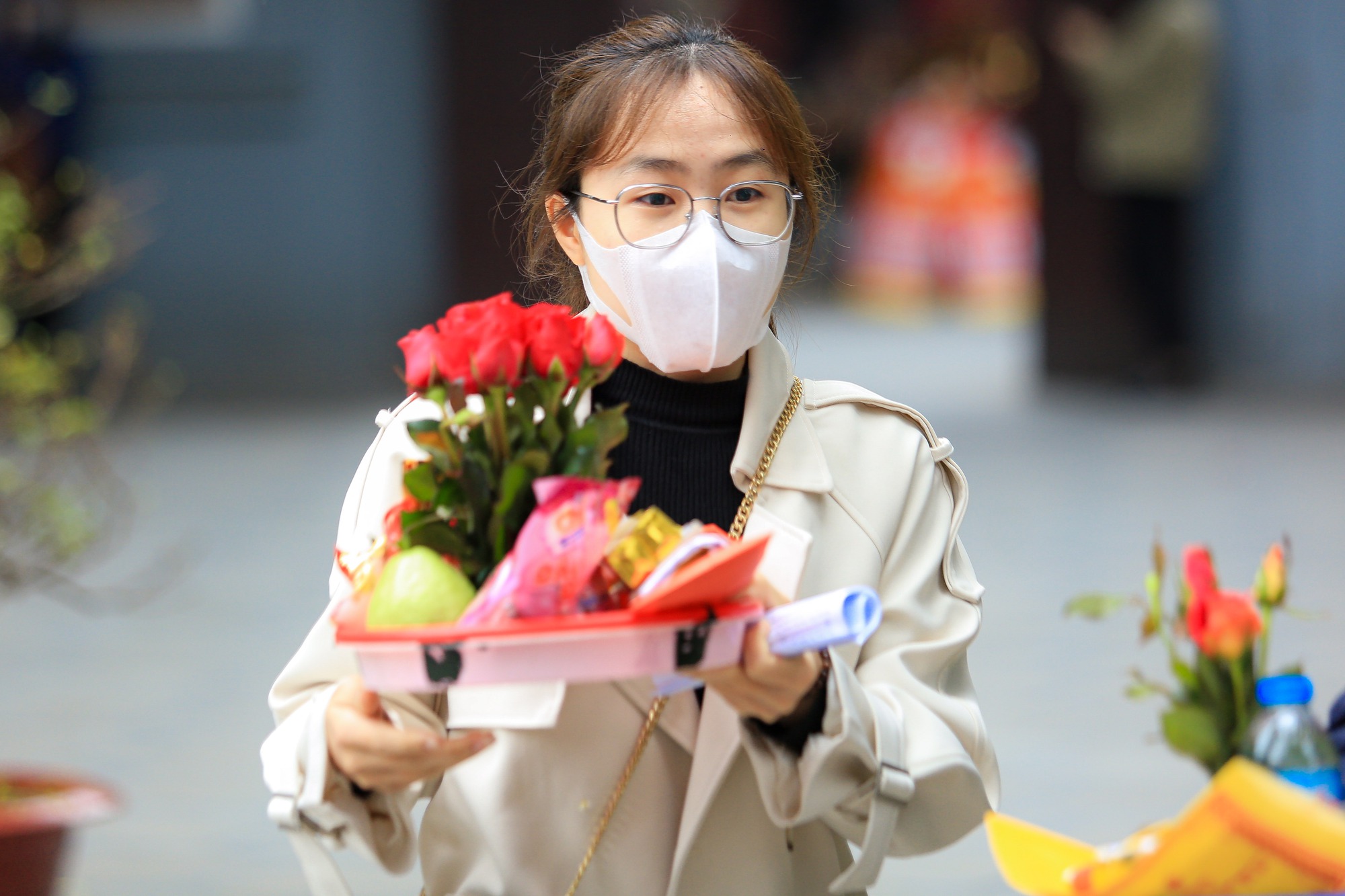 Ng&agrave;y Valentine, giới trẻ rủ nhau đi ch&ugrave;a H&agrave; cầu duy&ecirc;n - Ảnh 7.