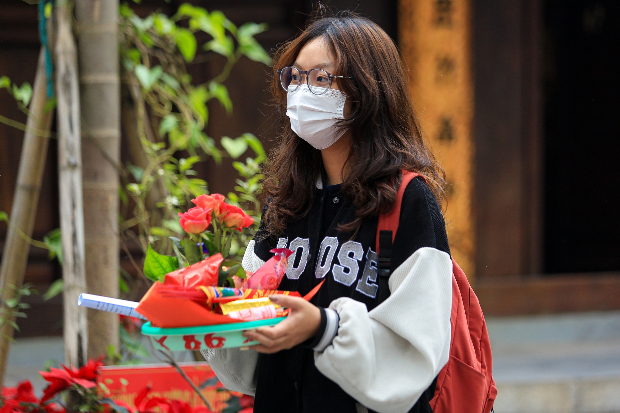 Ng&agrave;y Valentine, giới trẻ rủ nhau đi ch&ugrave;a H&agrave; cầu duy&ecirc;n - Ảnh 3.