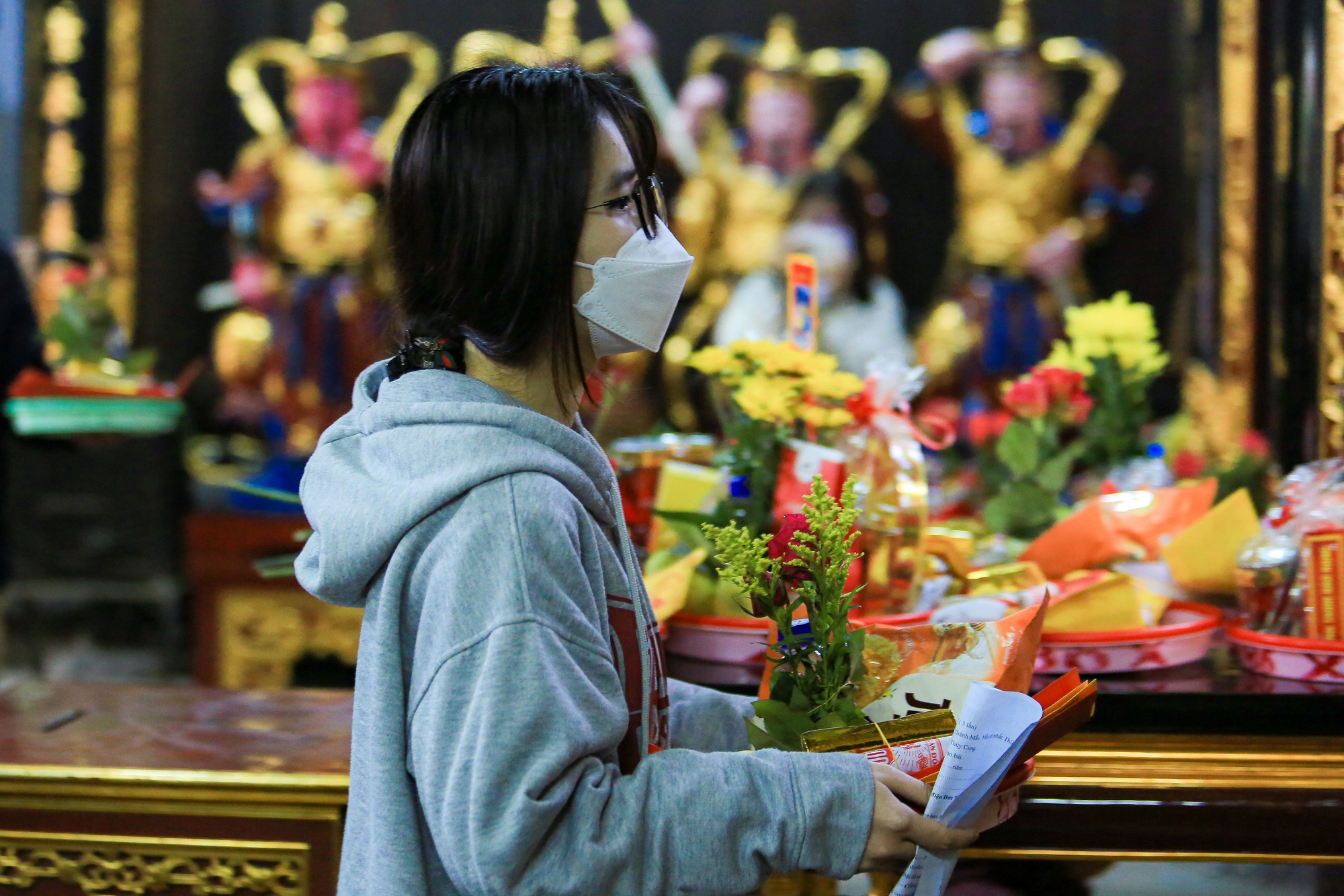 Ng&agrave;y Valentine, giới trẻ rủ nhau đi ch&ugrave;a H&agrave; cầu duy&ecirc;n - Ảnh 8.
