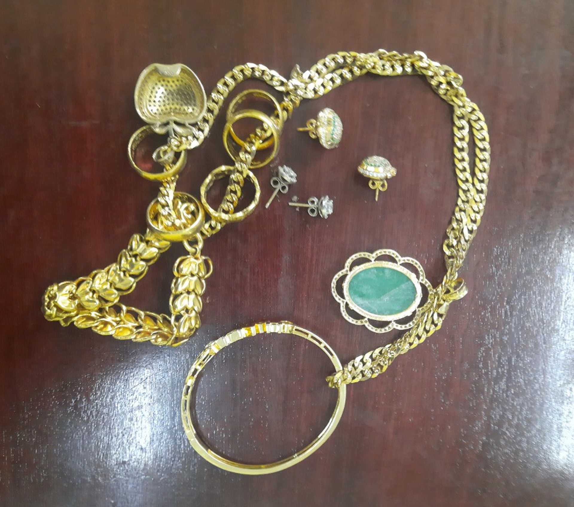Ngủ say, người phụ nữ ở An Giang bị g&atilde; đ&agrave;n &ocirc;ng trộm hơn 33 chỉ v&agrave;ng - Ảnh 2.
