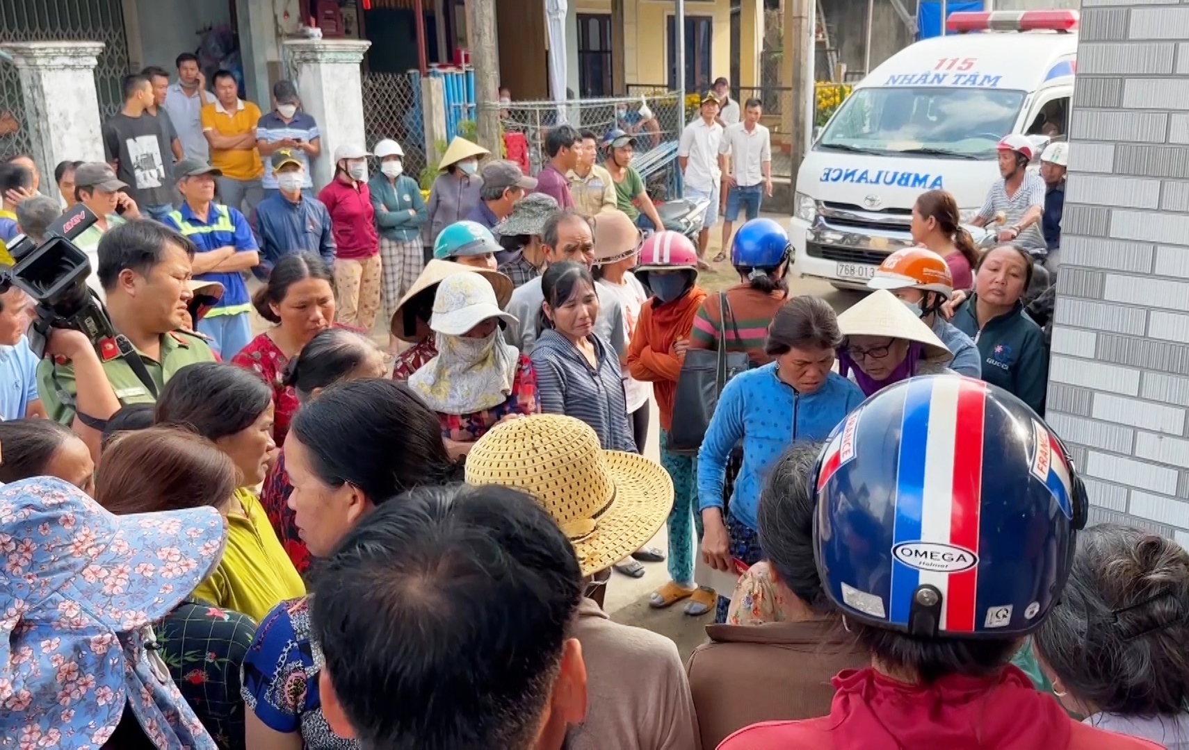 Tan thương x&oacute;m ngh&egrave;o nơi 8 nạn nh&acirc;n tử vong vụ tai nạn kinh ho&agrave;ng ở Quảng Nam - Ảnh 1.