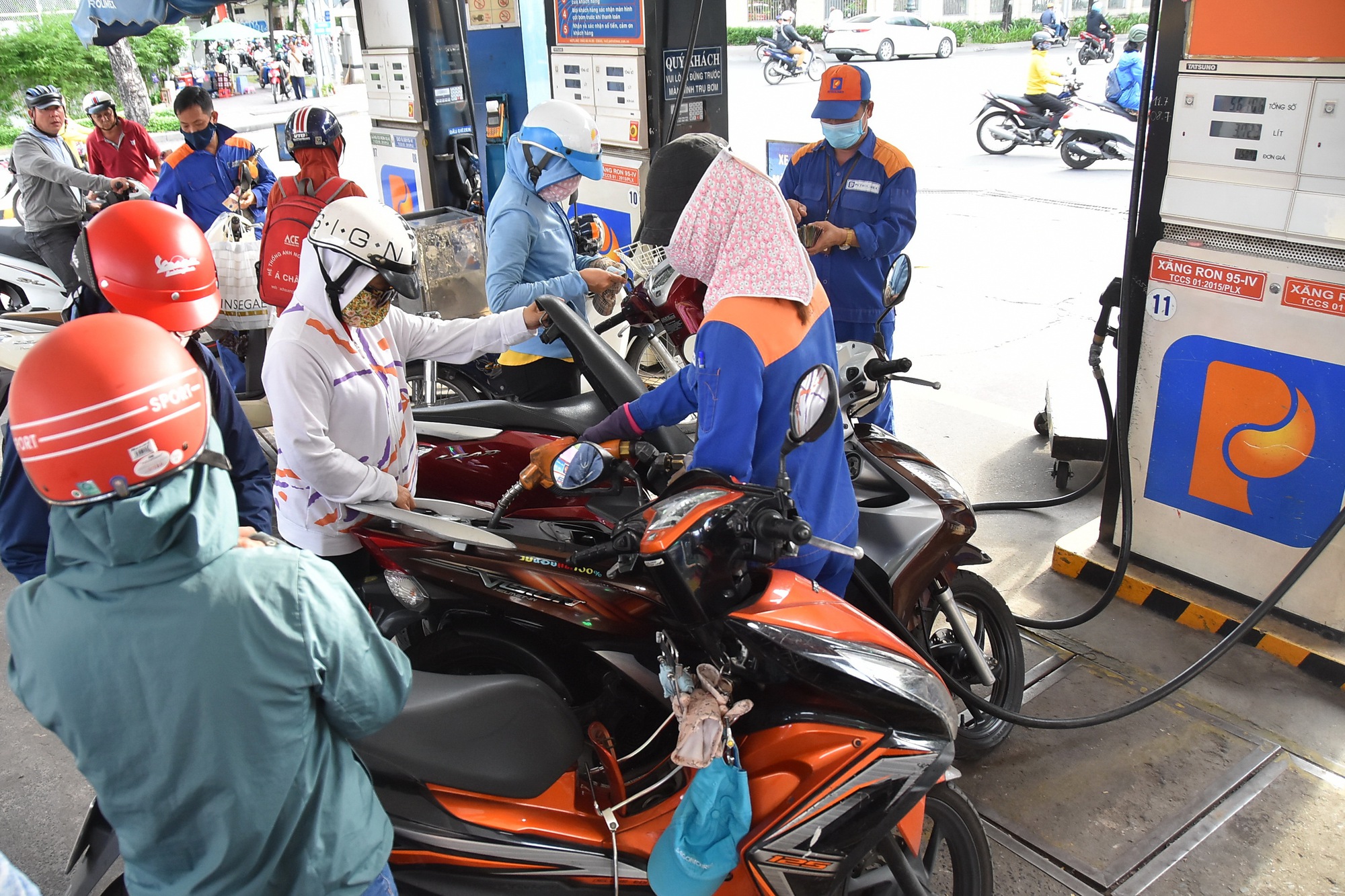 Tự ý ngừng bán xăng dầu: Phạt sao cho đúng?