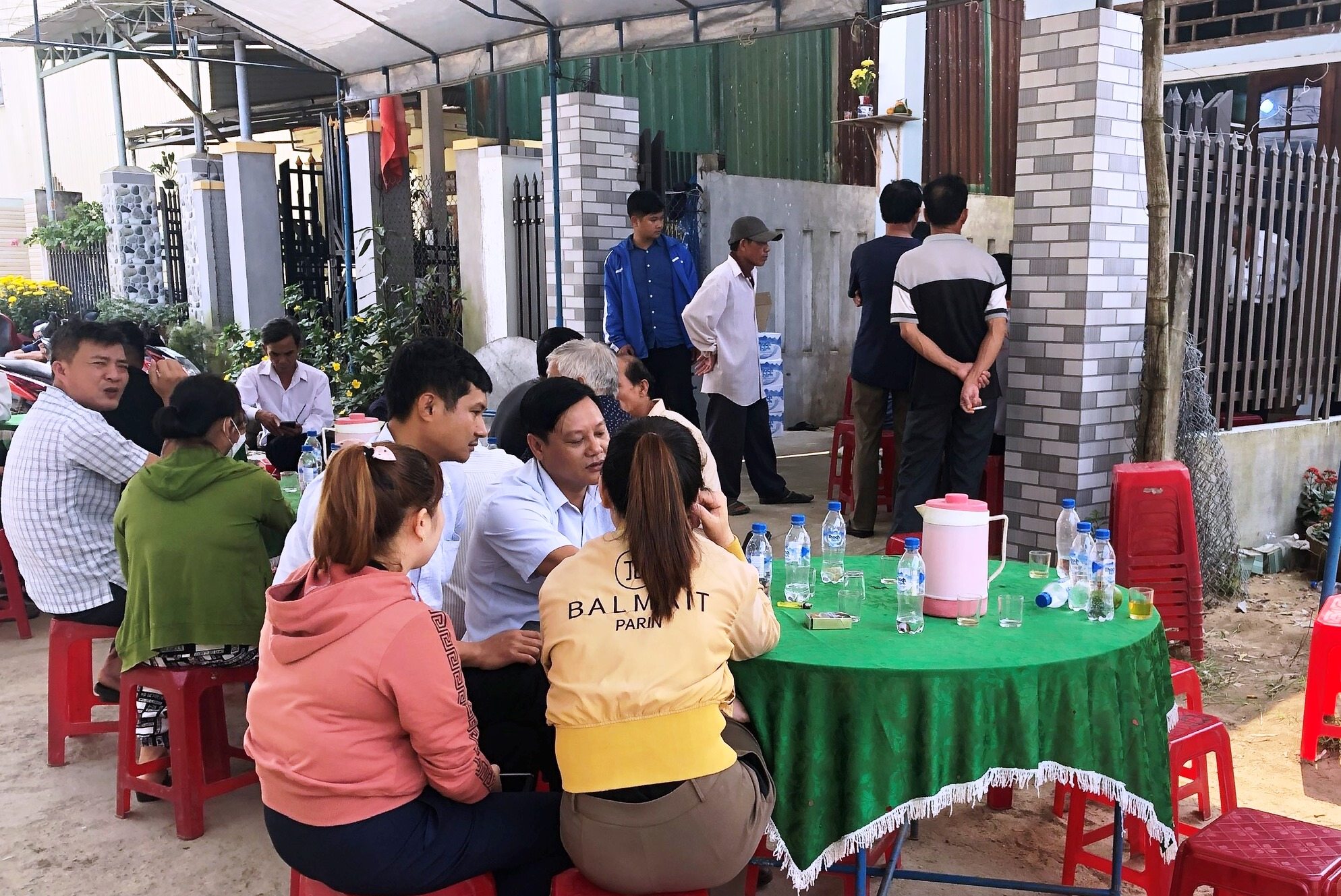 Tan thương x&oacute;m ngh&egrave;o nơi 8 nạn nh&acirc;n tử vong vụ tai nạn kinh ho&agrave;ng ở Quảng Nam - Ảnh 4.