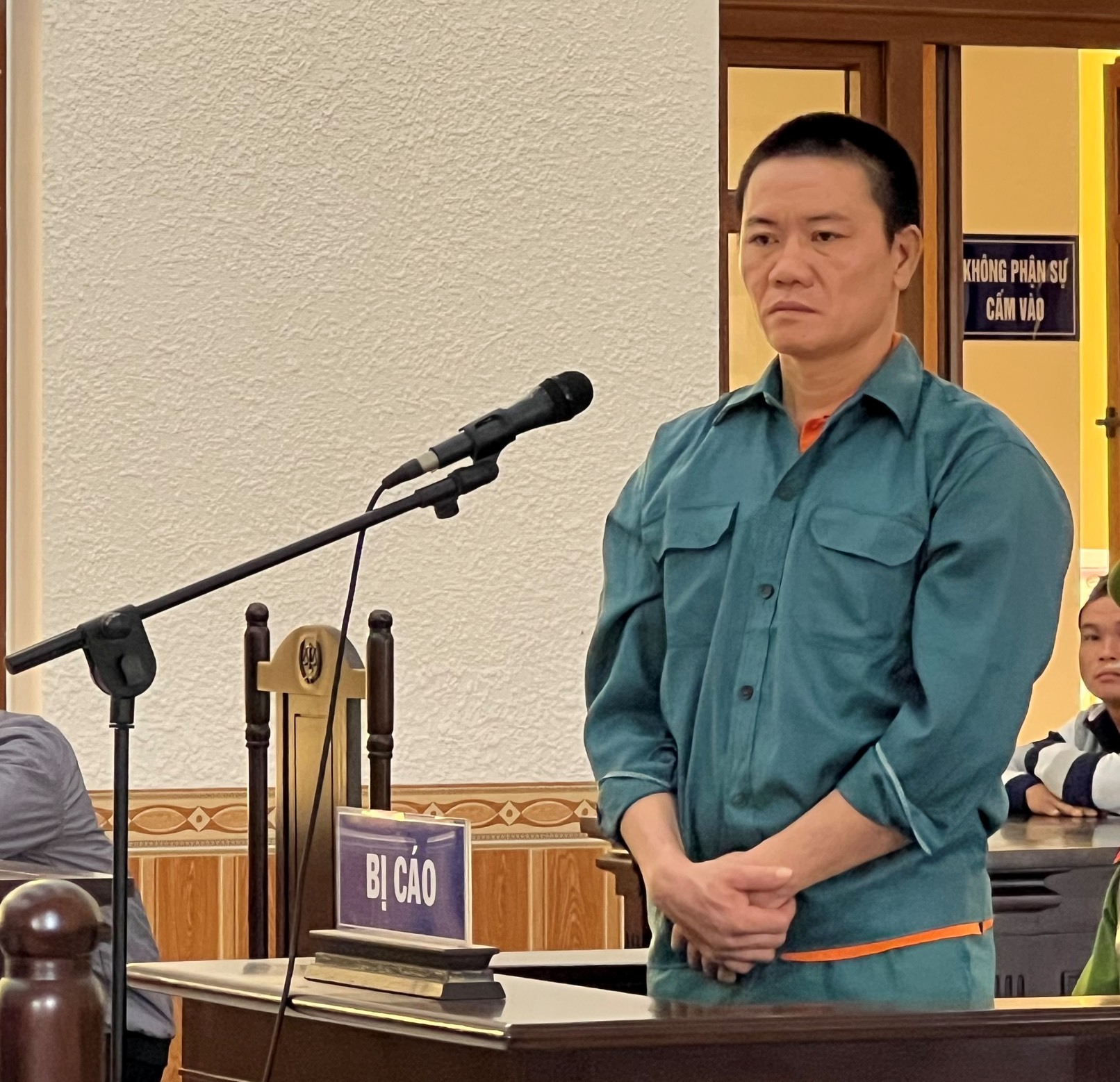 B&igrave;nh Thuận: D&ugrave;ng s&uacute;ng bắn thẳng v&agrave;o h&agrave;ng x&oacute;m  - Ảnh 1.