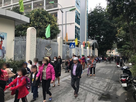 CLIP: Ch&aacute;y trong trường tiểu học, học sinh chạy t&aacute;n loạn - Ảnh 2.