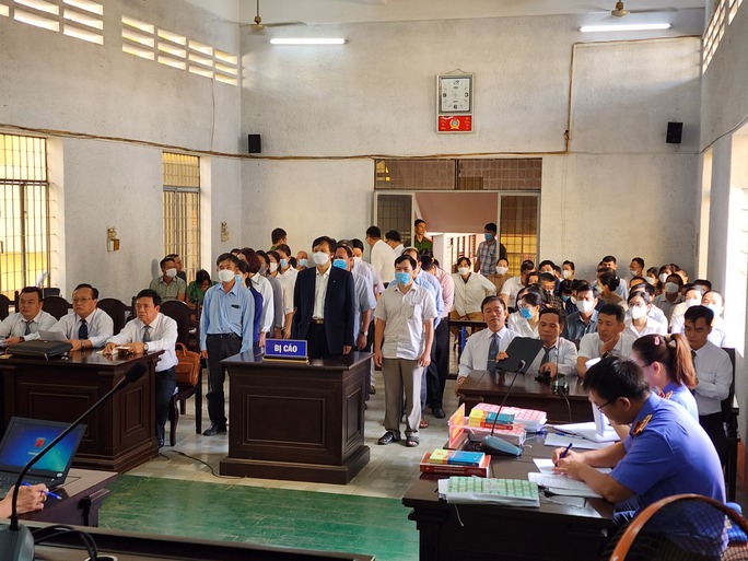 Xét xử 16 bị cáo tại Sở Y tế tỉnh Đắk Lắk: Vì sao 1 phó giám đốc không phải chịu trách nhiệm? - Ảnh 1.