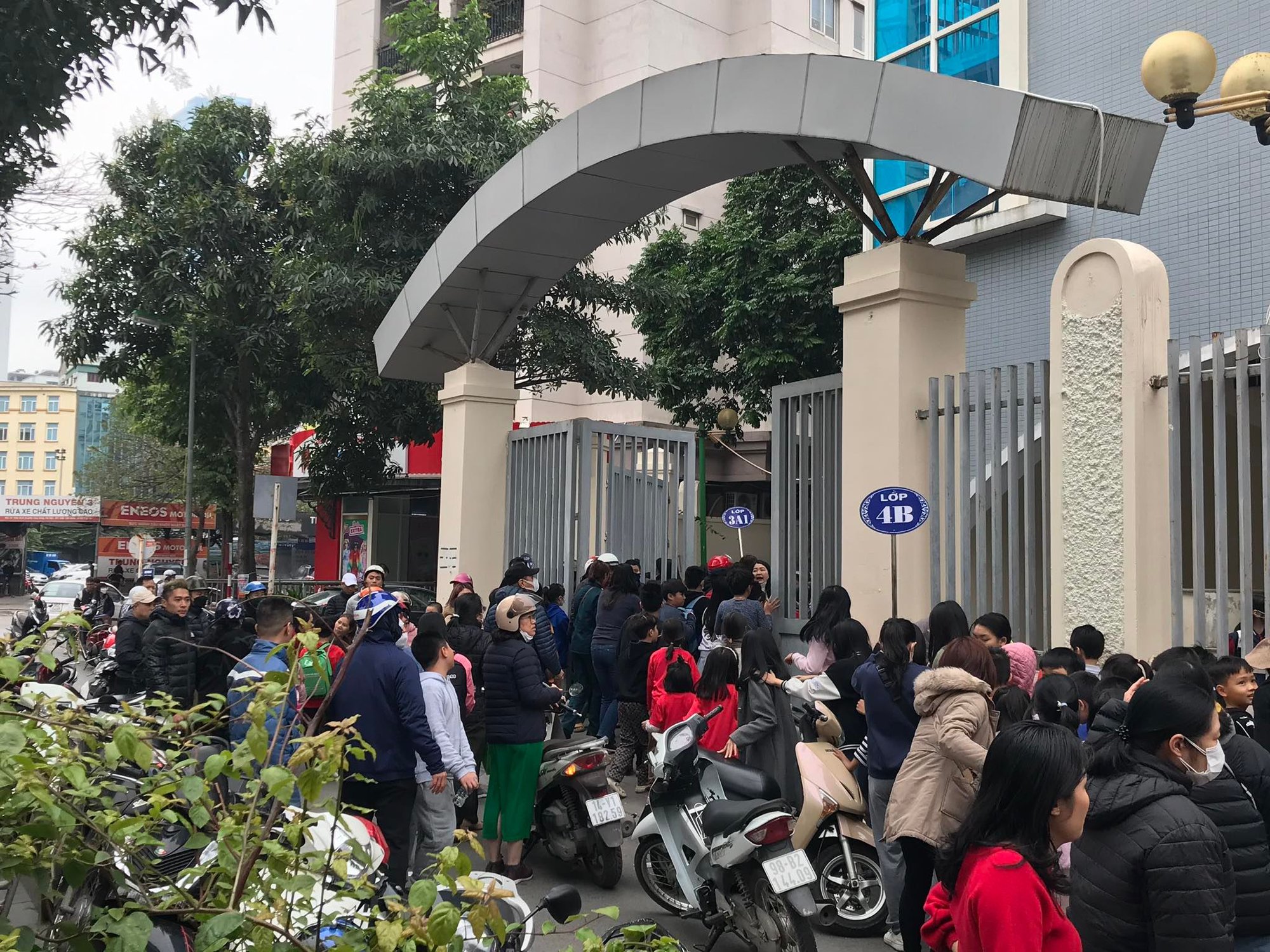 CLIP: Ch&aacute;y trong trường tiểu học, học sinh chạy t&aacute;n loạn - Ảnh 5.