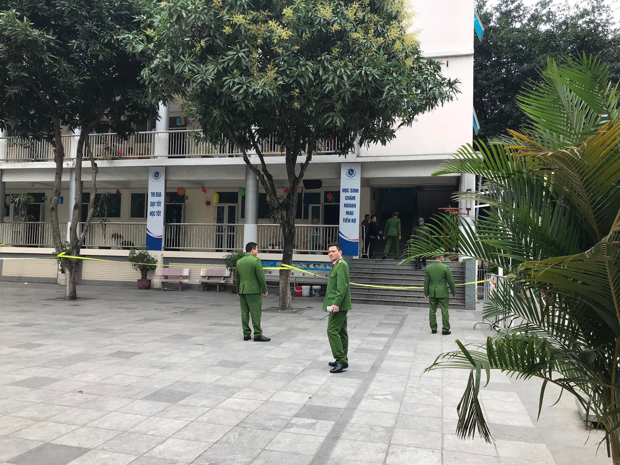 CLIP: Ch&aacute;y trong trường tiểu học, học sinh chạy t&aacute;n loạn - Ảnh 6.