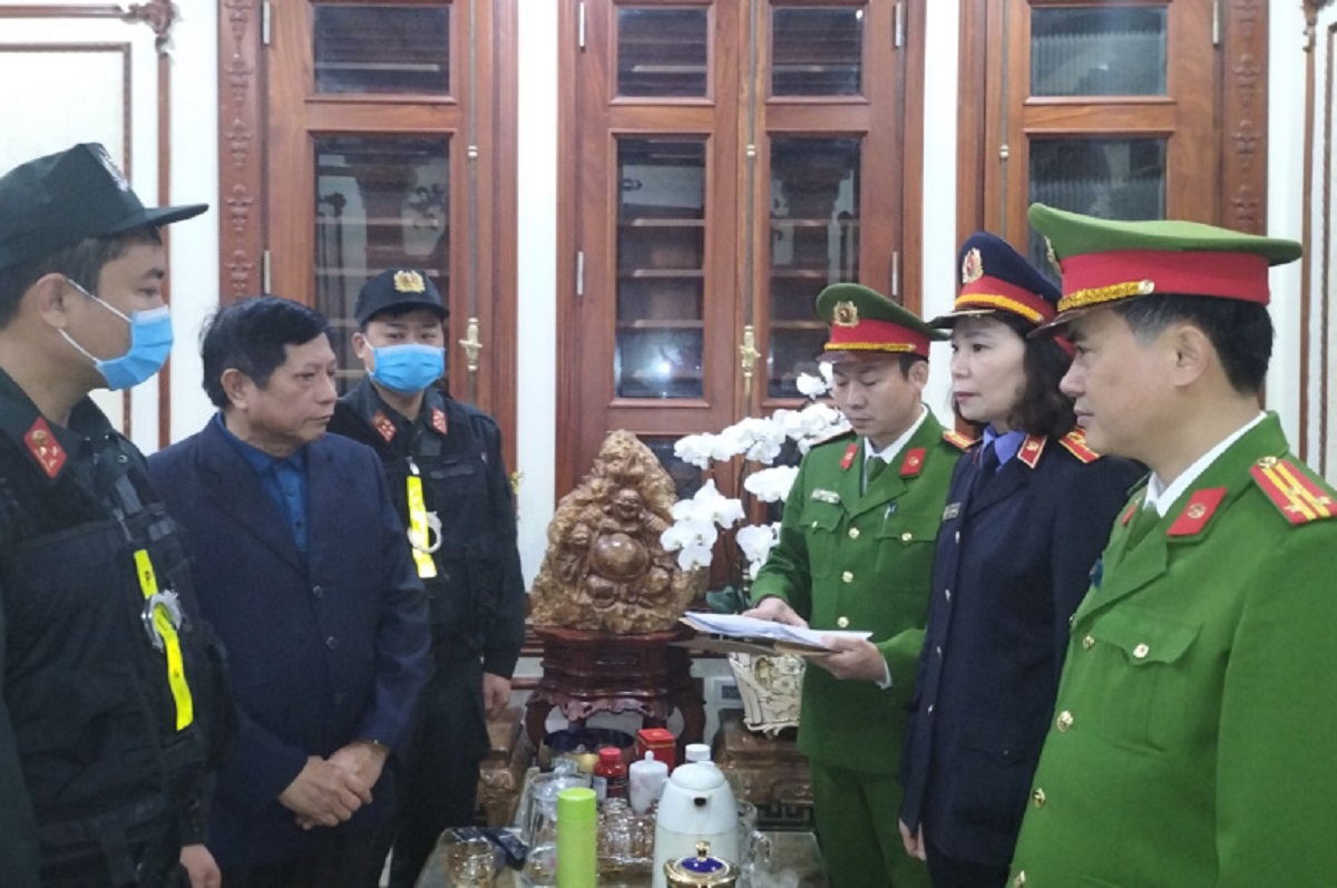 Bắt cựu Ph&oacute; Chủ tịch UBND tỉnh v&agrave; cựu Gi&aacute;m đốc Sở TN-MT tỉnh H&agrave; Nam - Ảnh 2.