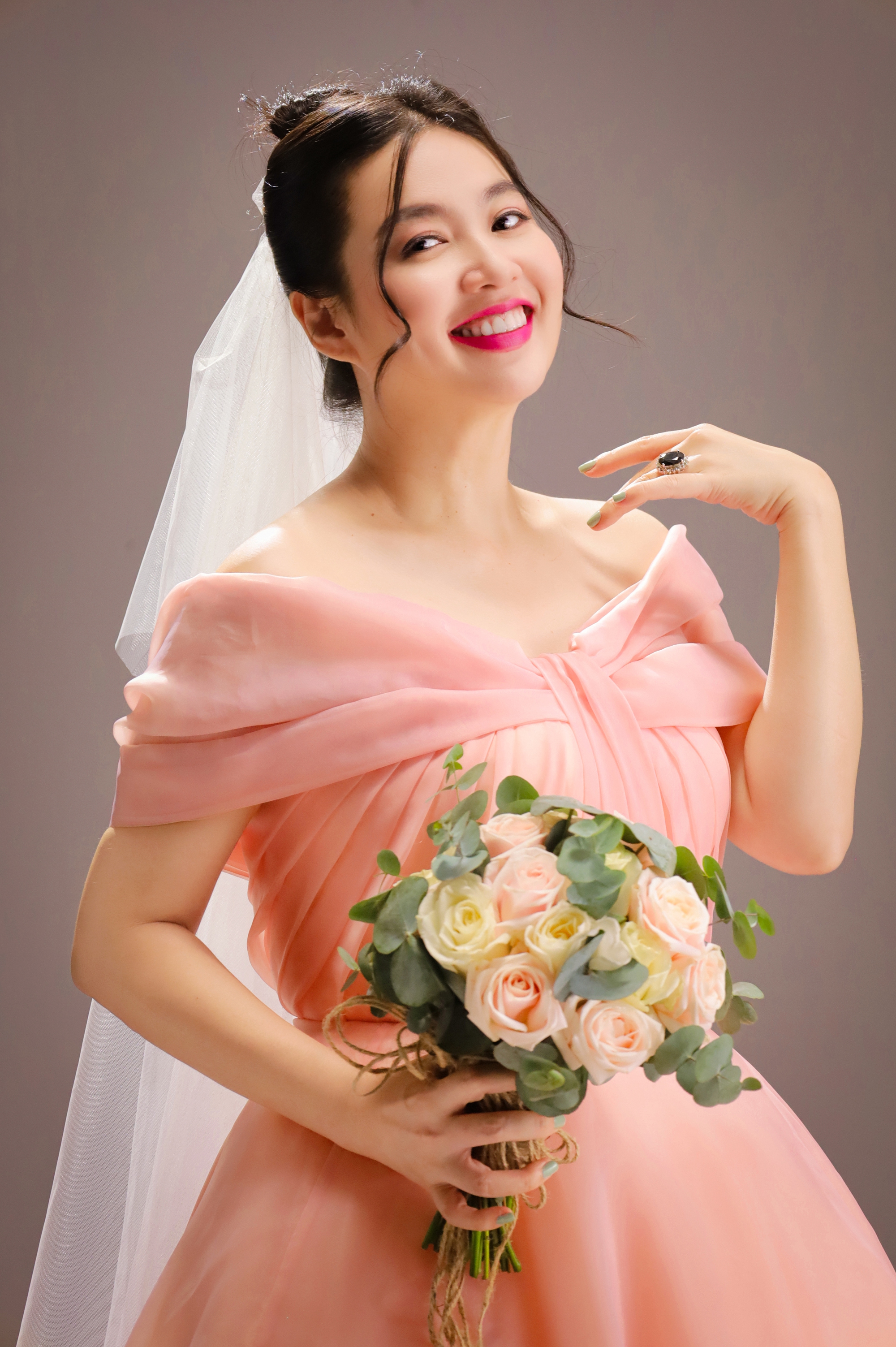 L&ecirc; Kh&aacute;nh h&oacute;a th&acirc;n nữ đại gia cặp phi c&ocirc;ng sau khi lấy chồng - Ảnh 1.
