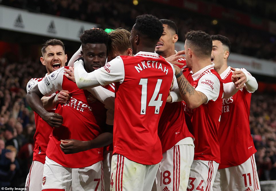 Man United thất bại trước Man City, "ngư ông" Arsenal hưởng lợi lớn