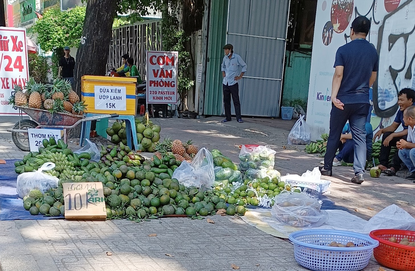 TP HCM: Cam s&agrave;nh rẻ chưa từng c&oacute;, nhiều điểm b&aacute;n h&agrave;ng treo bảng giải cứu - Ảnh 2.