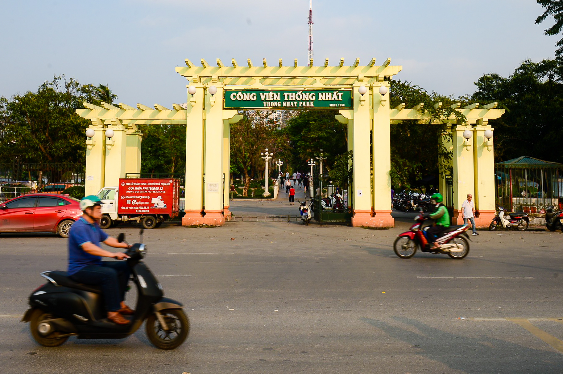 Diện mạo mới của Công viên Thống Nhất sau khi được dỡ rào chắn - Ảnh 1.