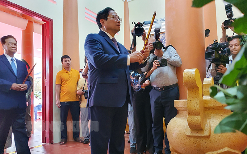 Thủ tướng d&acirc;ng hương, d&acirc;ng hoa Đền thờ đồng ch&iacute; Huỳnh Tấn Ph&aacute;t - Ảnh 4.
