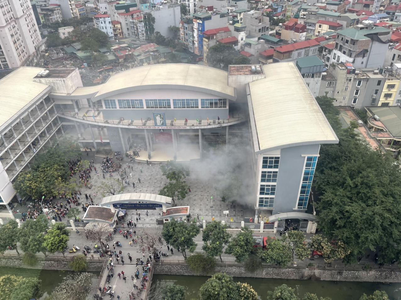 CLIP: Cháy trong trường tiểu học, học sinh chạy tán loạn