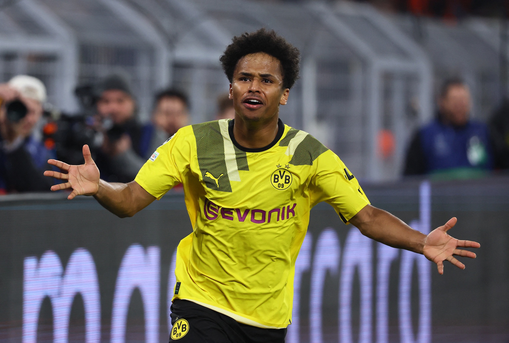 Sao trẻ Adeyemi lập siêu phẩm, Chelsea thua Dortmund