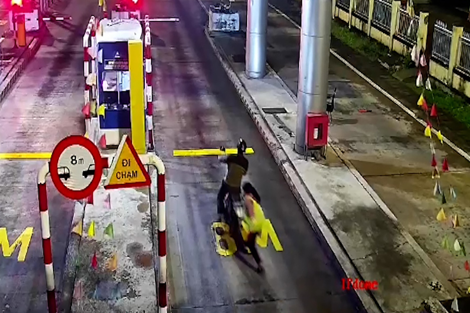 Ớn lạnh hình ảnh người đàn ông chạy xe máy "như bay" trên đường cao tốc