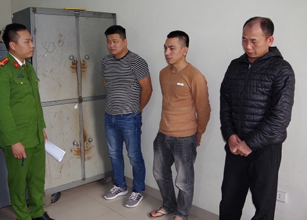 3 nam giới chặn đầu ôtô, đánh tài xế điều khiển xe lạng lách đánh võng trên cao tốc - Ảnh 1.