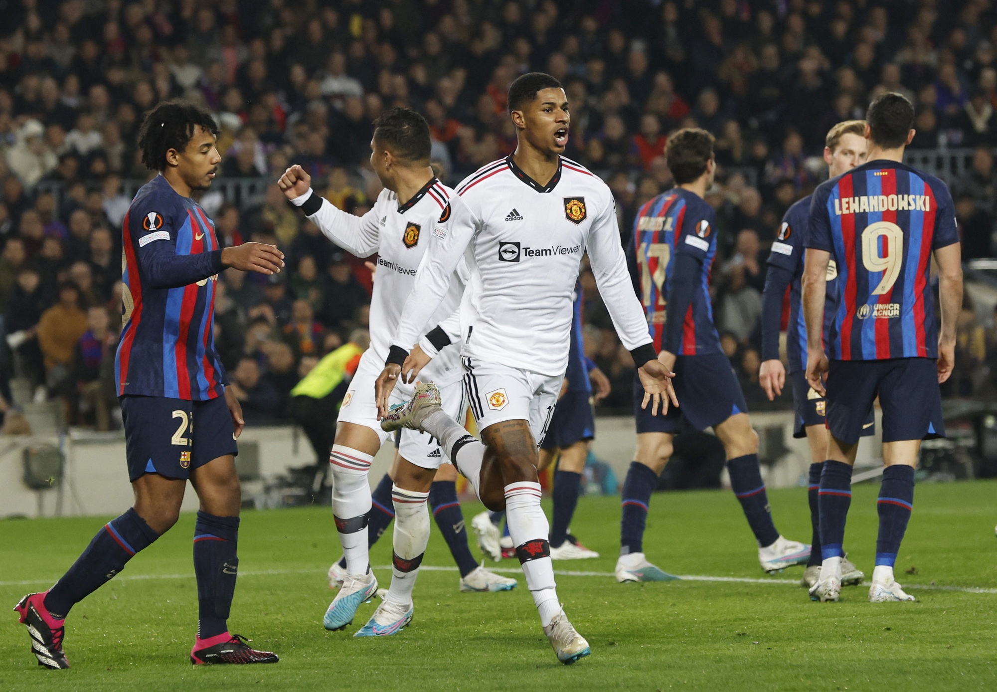 Rượt đuổi tỉ số ở Nou Camp, Barcelona chật vật chia điểm Man United