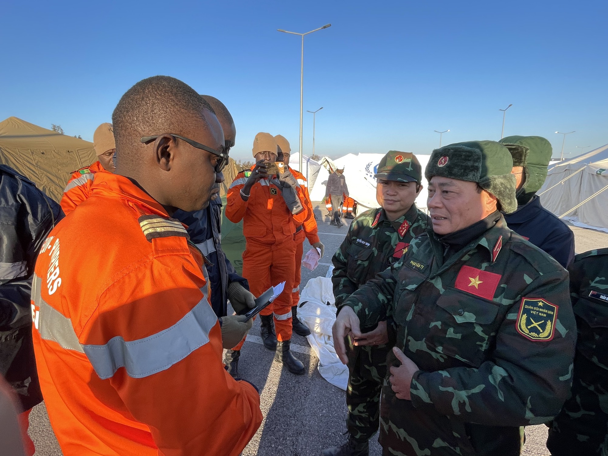 CLIP: Đo&agrave;n cứu hộ qu&acirc;n đội Việt Nam trinh s&aacute;t 8 điểm, ph&aacute;t hiện 3 nơi c&oacute; nạn nh&acirc;n - Ảnh 17.