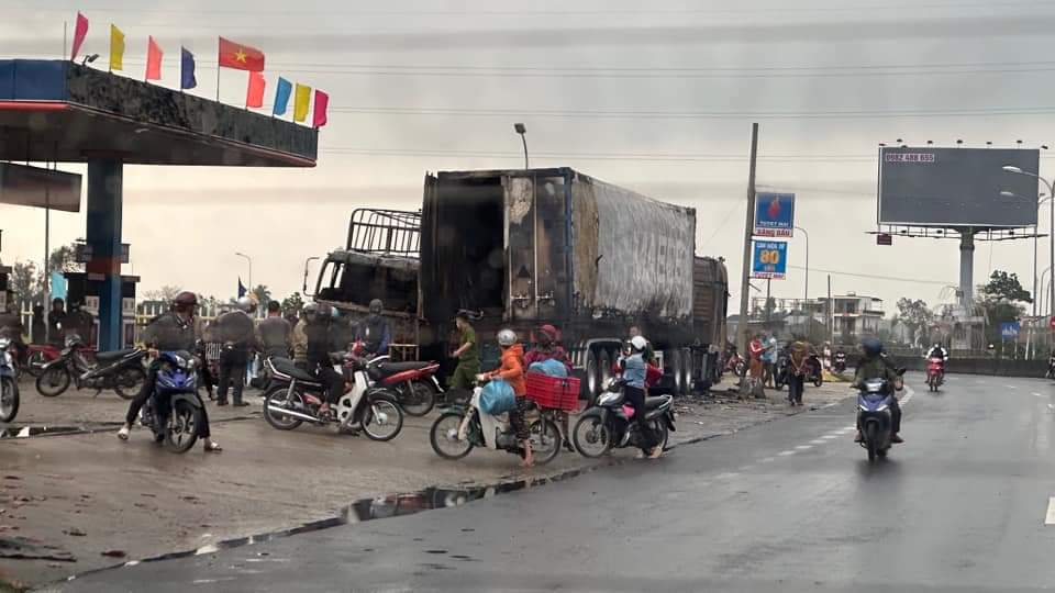 Xe tải và container đậu sát cây xăng bốc cháy ngùn ngụt ở Quảng Nam
