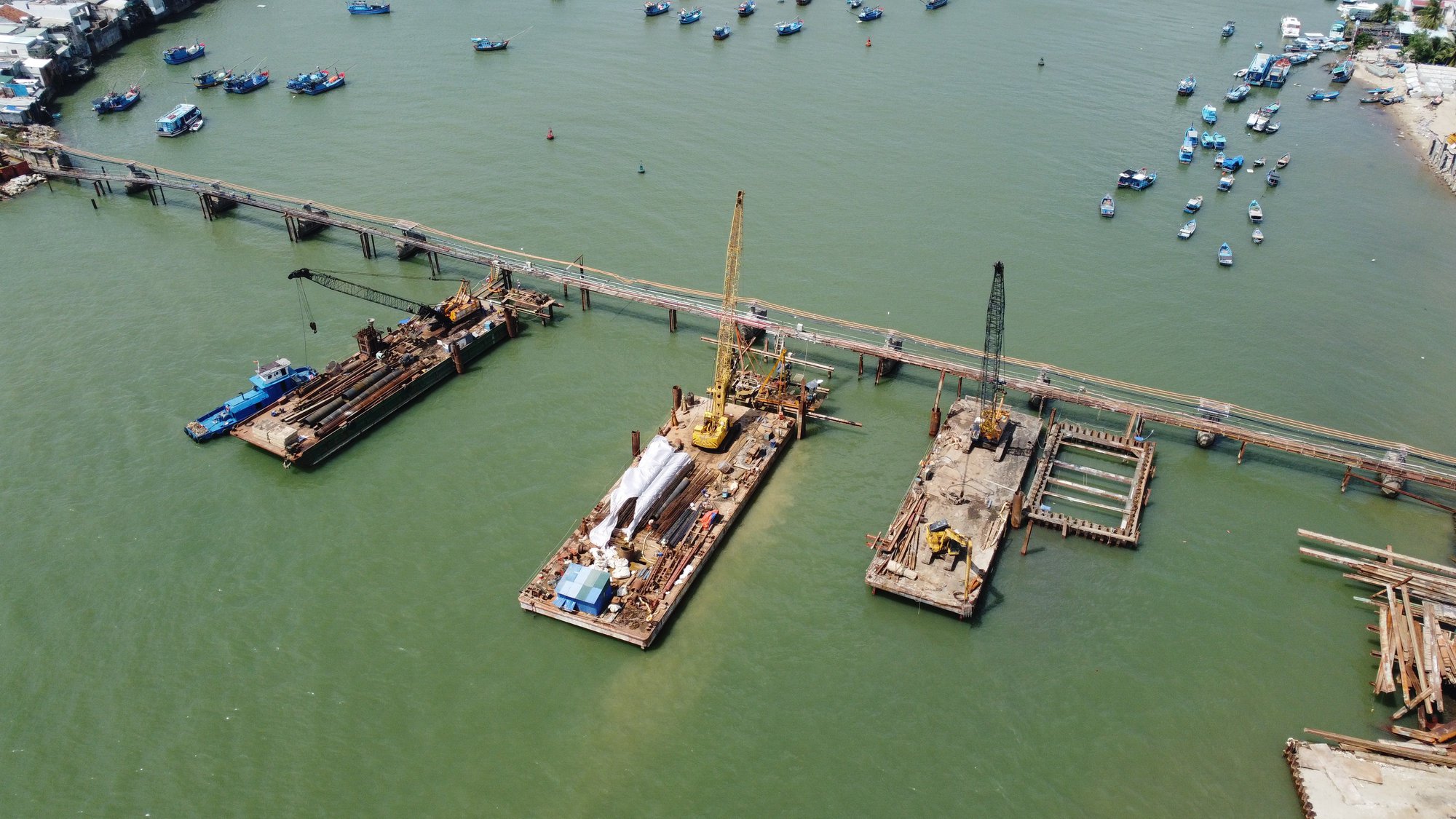 Cầu X&oacute;m B&oacute;ng Nha Trang trễ 30% tiến độ - Ảnh 1.